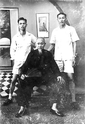 lam yuk tong and students.jpg